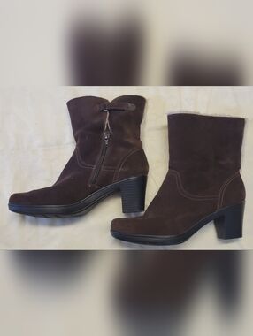 Clarks Artisan Ankle Boots Womens 9.5 Brown Suede Block Heel Zip Comfort Booties